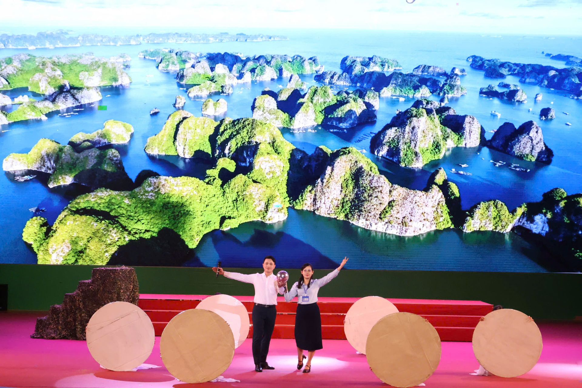 Phần giới thiệu di sản của đội thi đến từ Đặc khu Cát Hải. Phần giới thiệu di sản của đội thi đến từ Đặc khu Cát Hải.