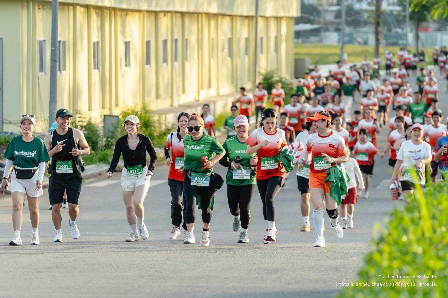 C&aacute;c runner đang tr&ecirc;n đường đua Tiền Phong Half Marathon 2025 lu&ocirc;n thể hiện sức bền & tự tin