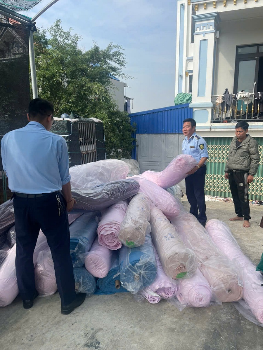 Lực lượng QLTT tỉnh Ninh Bình kiểm đếm số hàng hóa không rõ nguồn gốc xuất xứ Lực lượng QLTT tỉnh Ninh Bình kiểm đếm số hàng hóa không rõ nguồn gốc xuất xứ