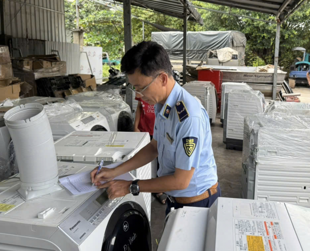 Phát hiện kho máy giặt, điều hòa thuộc diện cấm nhập khẩu