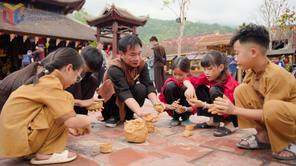 Tr&ograve; chơi d&acirc;n gian tại L&agrave;ng Nương (Y&ecirc;n Tử)