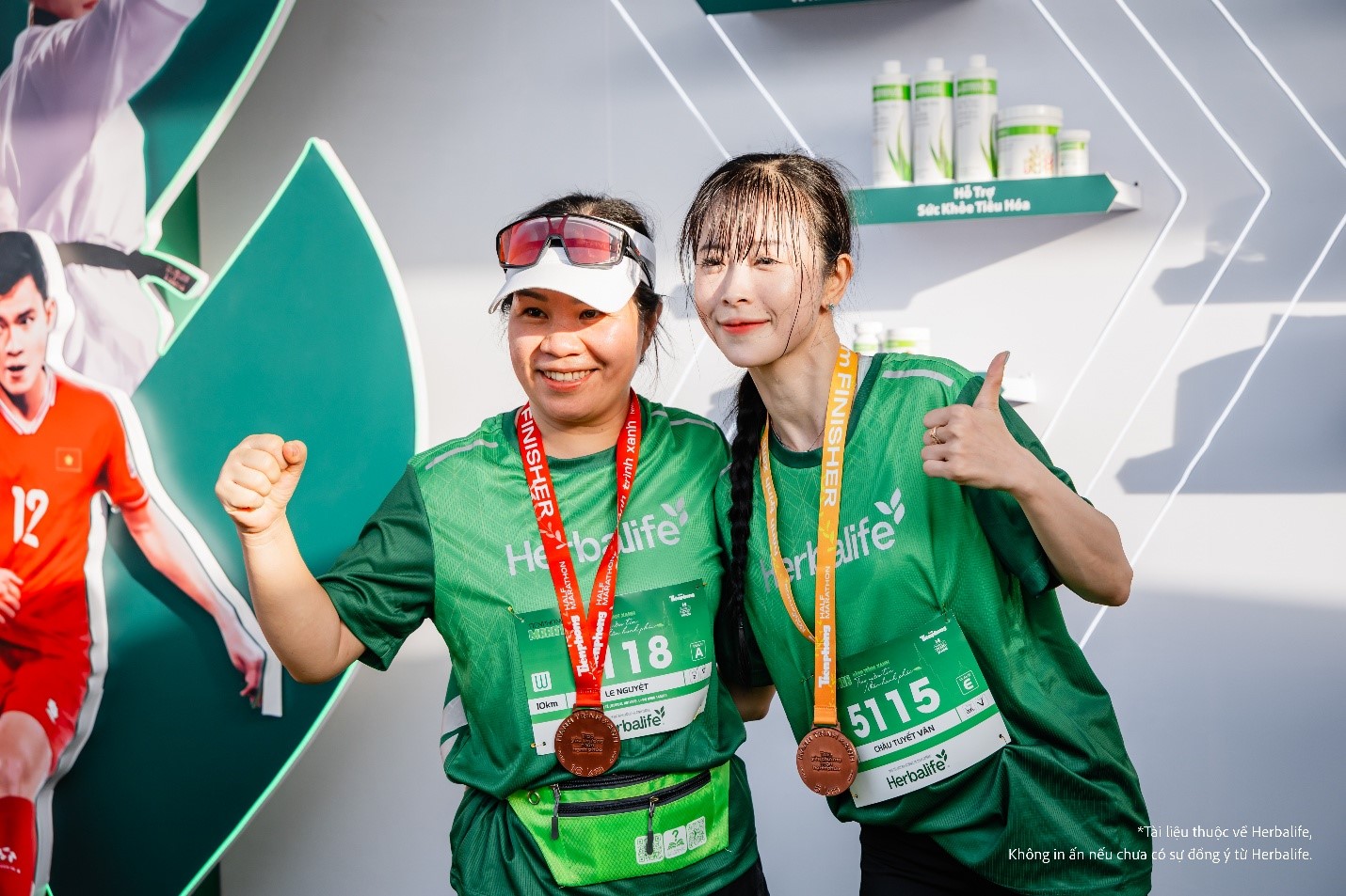 Runner đến từ Herbalife Việt Nam & VĐV Ch&acirc;u Tuyết V&acirc;n tại Tiền Phong Half Marathon 2025
