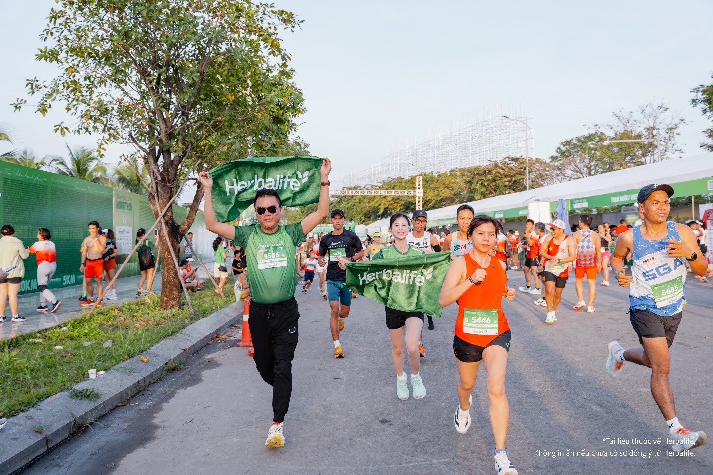 &Ocirc;ng Nguyễn Th&agrave;nh Đạt - Gi&aacute;m đốc Truyền th&ocirc;ng Herbalife Việt Nam tham gia chạy tại Tiền Phong Half Marathon 2025 tổ chức ở TP.HCM