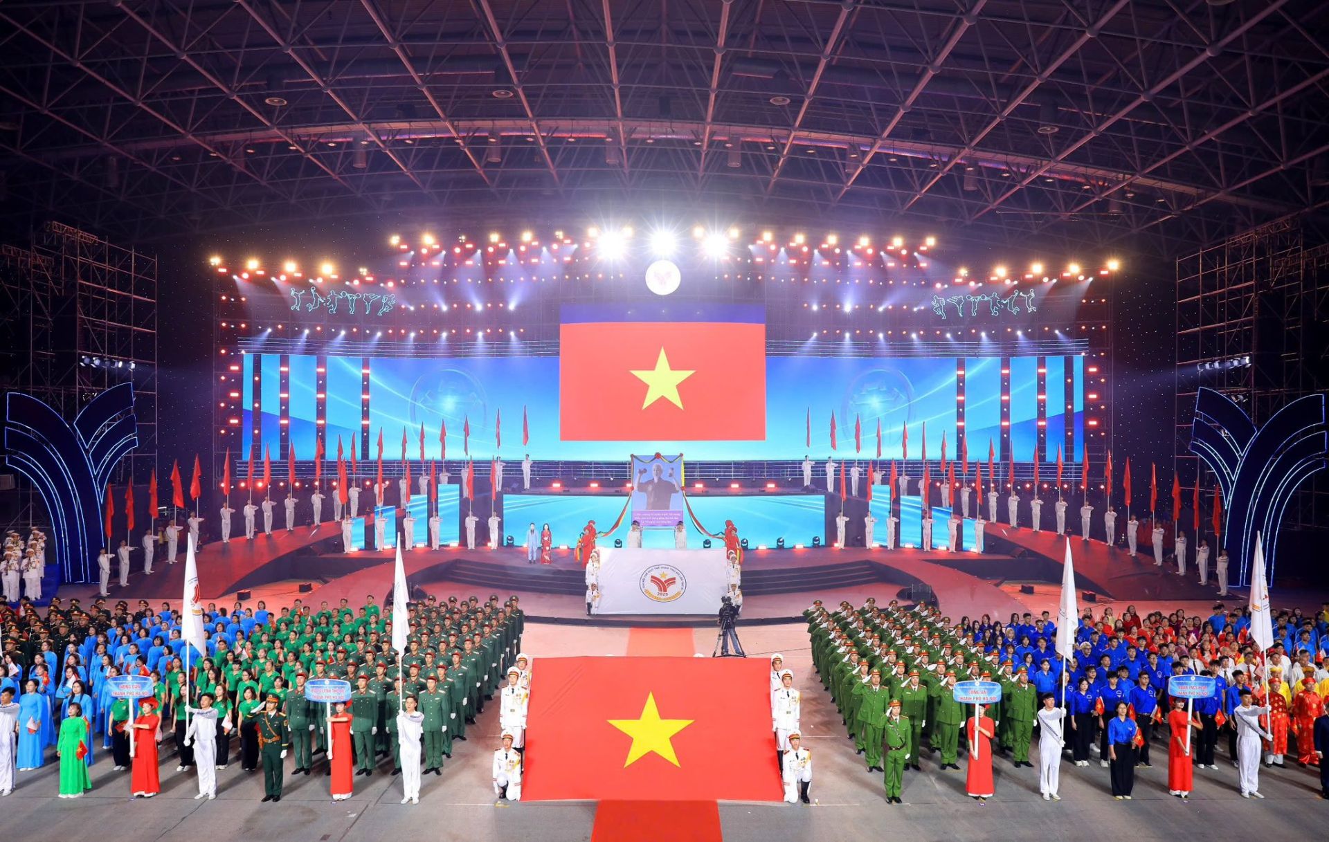 Gần 8.000 vận động viên đại diện các quận, huyện, thị xã và đơn vị tham gia Đại hội, tạo nên không khí sôi động tại lễ khai mạc. Gần 8.000 vận động viên đại diện các quận, huyện, thị xã và đơn vị tham gia Đại hội, tạo nên không khí sôi động tại lễ khai mạc.