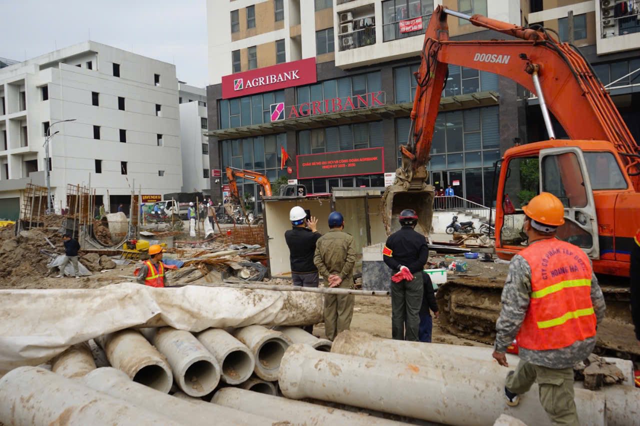 Công tác giải phóng mặt bằng phần diện tích tái lấn chiếm tại phường Phương Liệt được triển khai đồng bộ, bảo đảm tiến độ dự án đường Vành đai 2,5 và hầm chui Kim Đồng. Công tác giải phóng mặt bằng phần diện tích tái lấn chiếm tại phường Phương Liệt được triển khai đồng bộ, bảo đảm tiến độ dự án đường Vành đai 2,5 và hầm chui Kim Đồng.