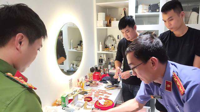 Cơ quan chức năng lập biên bản tạm giữ tang vật phục vụ công tác điều tra. Cơ quan chức năng lập biên bản tạm giữ tang vật phục vụ công tác điều tra.