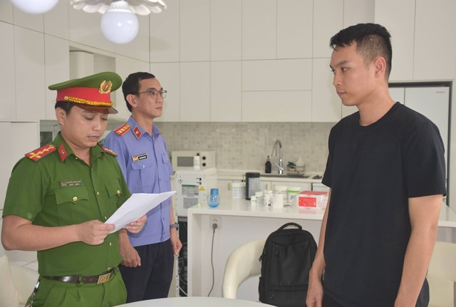 Cơ quan điều tra tống đạt quyết định đối với Huỳnh Đức Vân. Ảnh Công an cung cấp. Cơ quan điều tra tống đạt quyết định đối với Huỳnh Đức Vân. Ảnh Công an cung cấp.