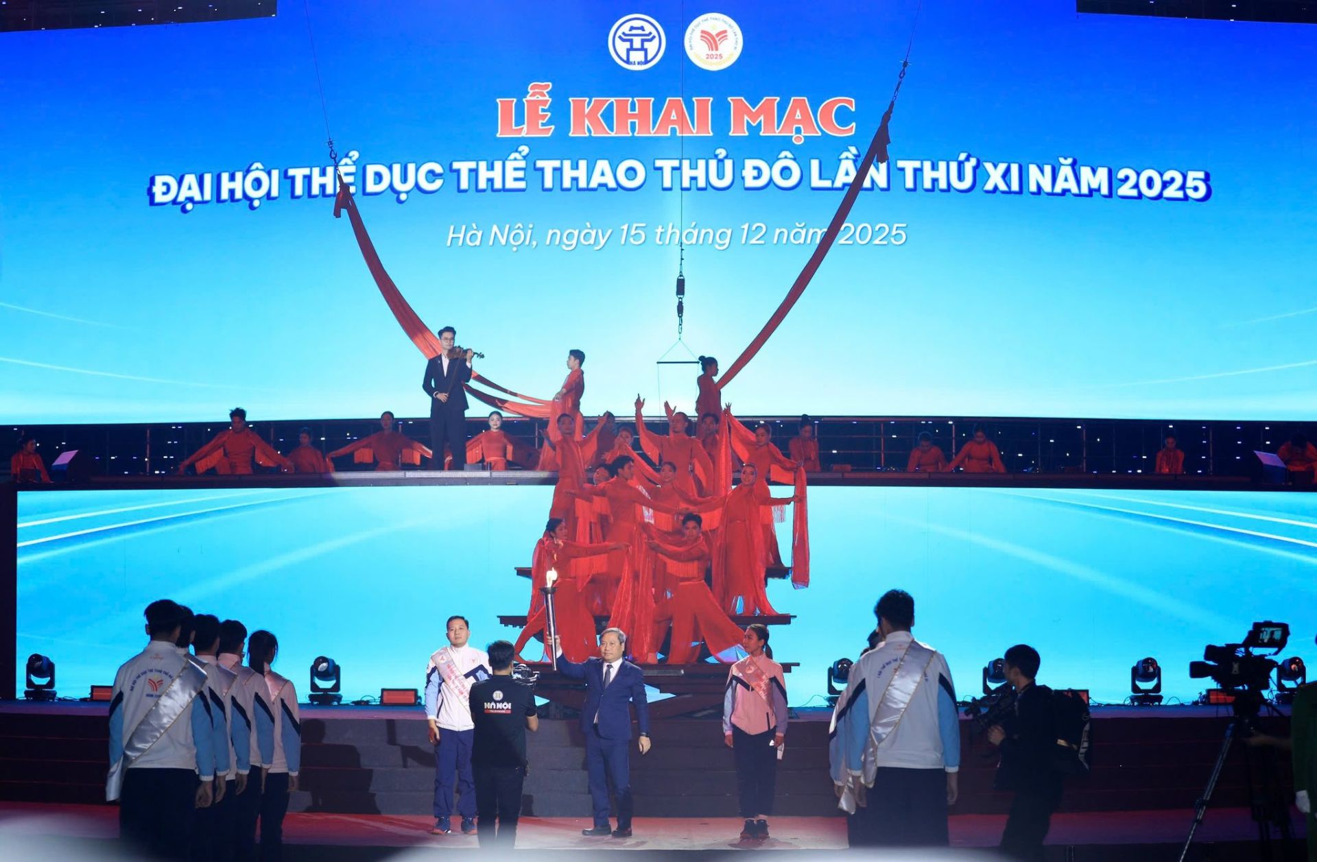 Lãnh đạo UBND TP Hà Nội thực hiện nghi thức châm đuốc khai mạc Đại hội Thể dục thể thao Thủ đô lần thứ XI năm 2025. Lãnh đạo UBND TP Hà Nội thực hiện nghi thức châm đuốc khai mạc Đại hội Thể dục thể thao Thủ đô lần thứ XI năm 2025.