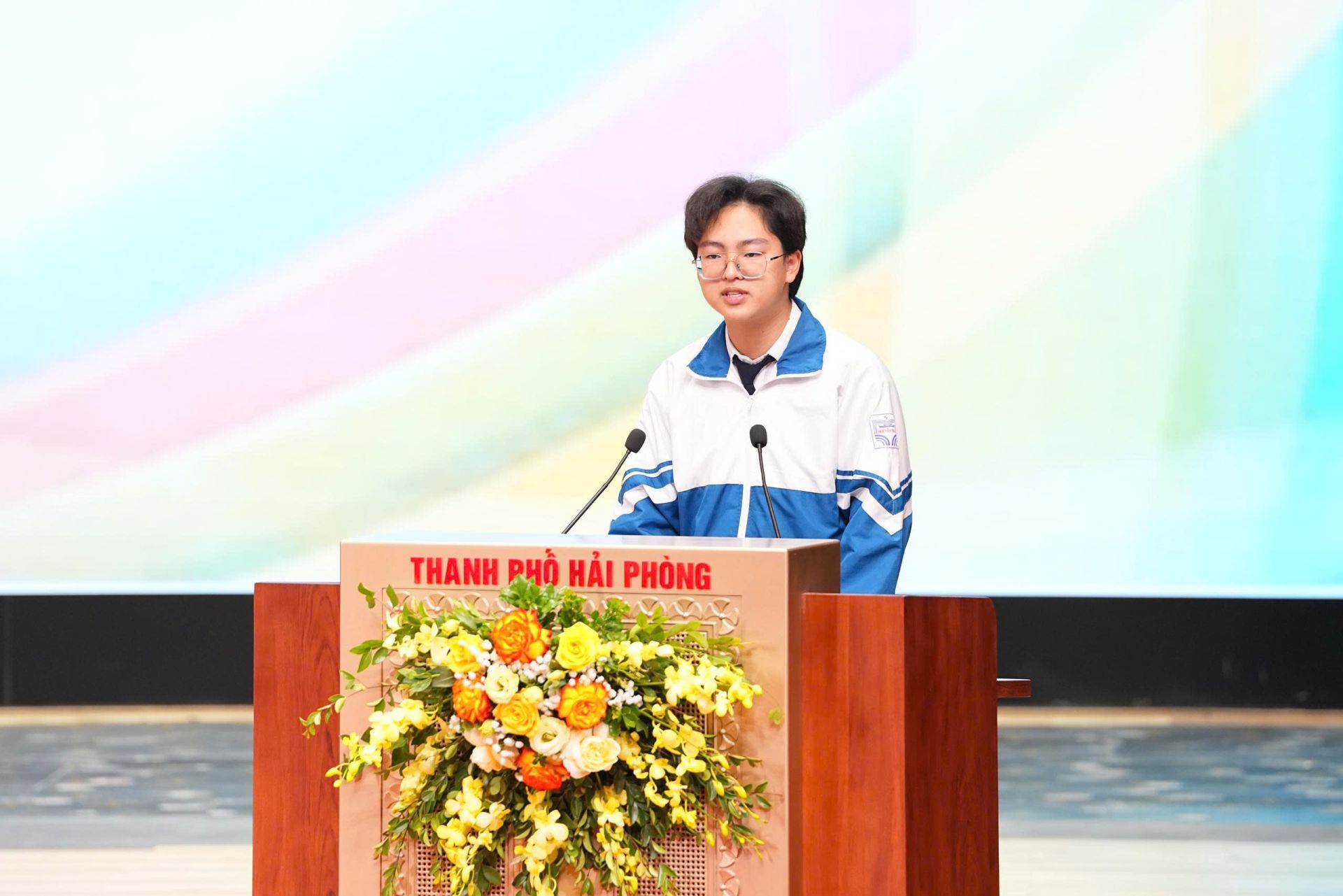 Đại diện học sinh phát biểu. Đại diện học sinh phát biểu.