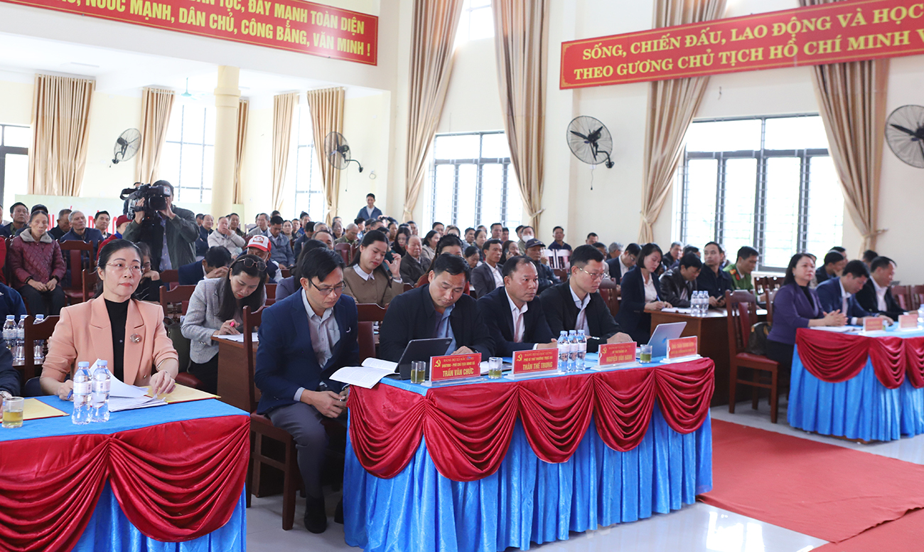 Các đại biểu dự hội nghị tiếp xúc cử tri Các đại biểu dự hội nghị tiếp xúc cử tri