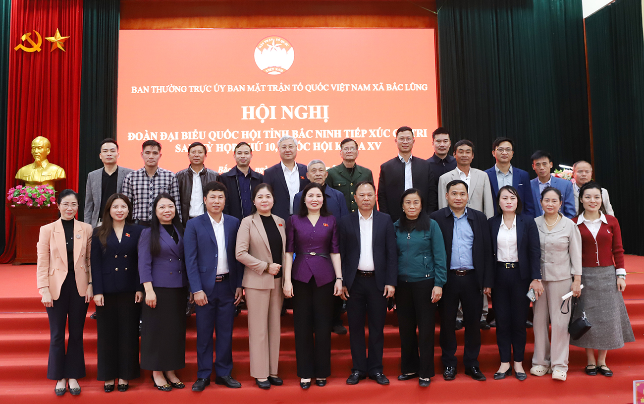 Các ĐBQH tỉnh chụp ảnh lưu niệm với lãnh đạo và cử tri xã Bắc Lũng Các ĐBQH tỉnh chụp ảnh lưu niệm với lãnh đạo và cử tri xã Bắc Lũng