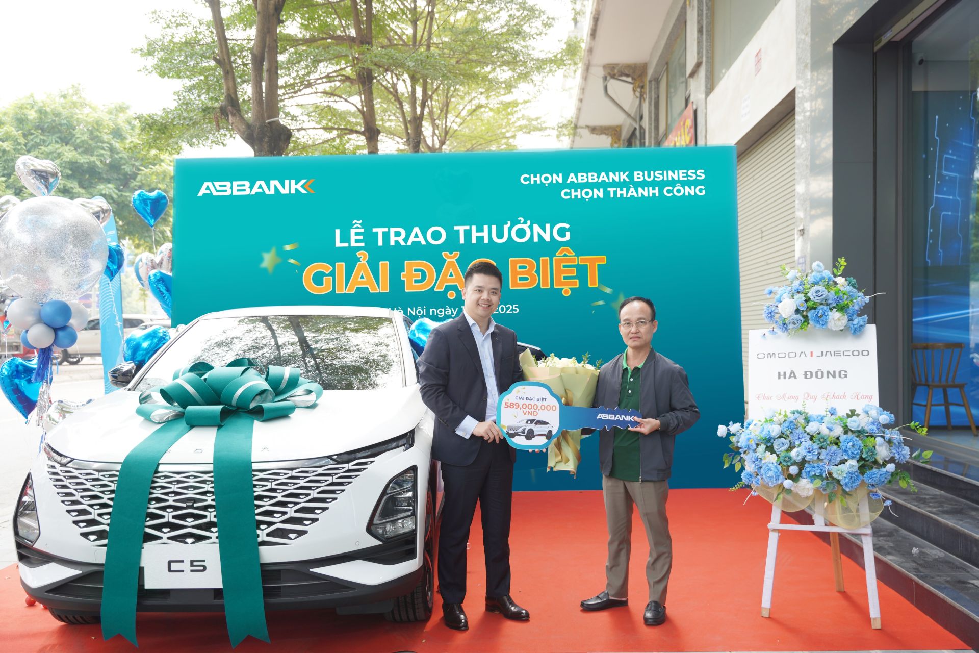 Đại diện ABBANK trao giải thưởng đặc biệt là 01 chiếc xe OMODA C5 Turbo Premium cho đại diện công ty Quê Lâm Phương Bắc Đại diện ABBANK trao giải thưởng đặc biệt là 01 chiếc xe OMODA C5 Turbo Premium cho đại diện công ty Quê Lâm Phương Bắc