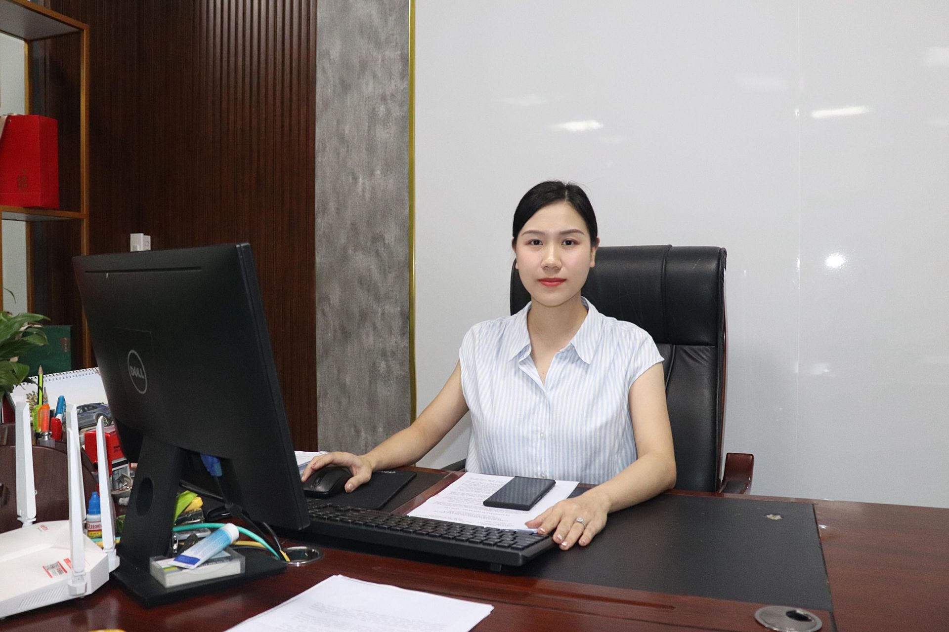 B&agrave; Đỗ Thị Mai Anh, Gi&aacute;m đốc C&ocirc;ng ty Cổ phần Giải ph&aacute;p Năng lượng v&agrave; Chiếu s&aacute;ng Tuvaco. (Ảnh: Ho&agrave;ng B&aacute;ch).