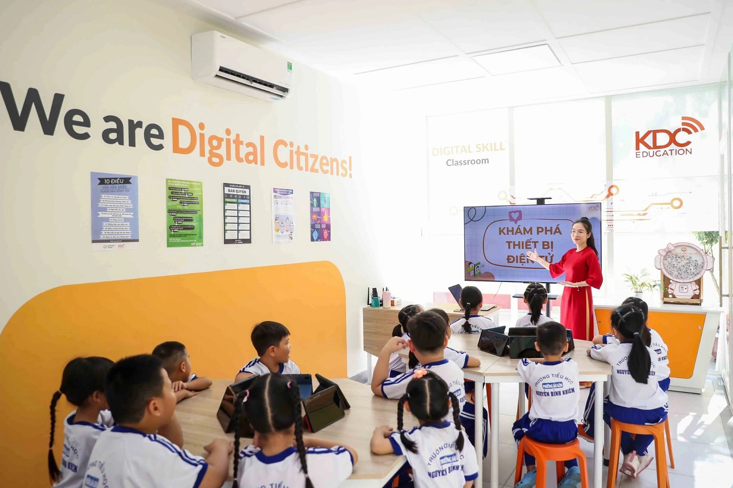 Bộ GD&ĐT ban hành Khung nội dung thí điểm giáo dục AI cho học sinh từ tiểu học. (Ảnh: Nhật Thịnh) Bộ GD&ĐT ban hành Khung nội dung thí điểm giáo dục AI cho học sinh từ tiểu học. (Ảnh: Nhật Thịnh)