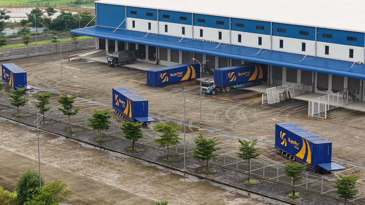Việt Nam SuperPort&trade; l&agrave; si&ecirc;u cảng hậu cần đa phương thức, đảm nhận sứ mệnh kết nối v&agrave; t&iacute;ch hợp mạng lưới vận tải h&agrave;ng h&oacute;a Việt Nam v&agrave;o chuỗi cung ứng to&agrave;n cầu.