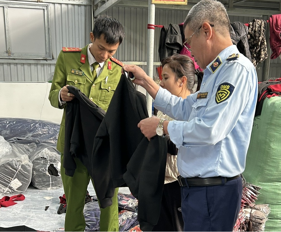 Ninh Bình: Lực lượng Quản lý thị trường phát hiện hơn 800 kg vải không rõ nguồn gốc