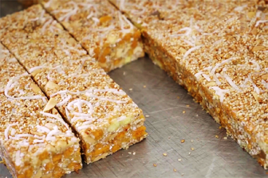 Sức h&uacute;t của b&aacute;nh c&aacute;y nằm ở sự kết hợp h&agrave;i h&ograve;a giữa c&aacute;c nguy&ecirc;n liệu thuần Việt, được chọn lọc kỹ lưỡng từ nguồn gốc địa phương.