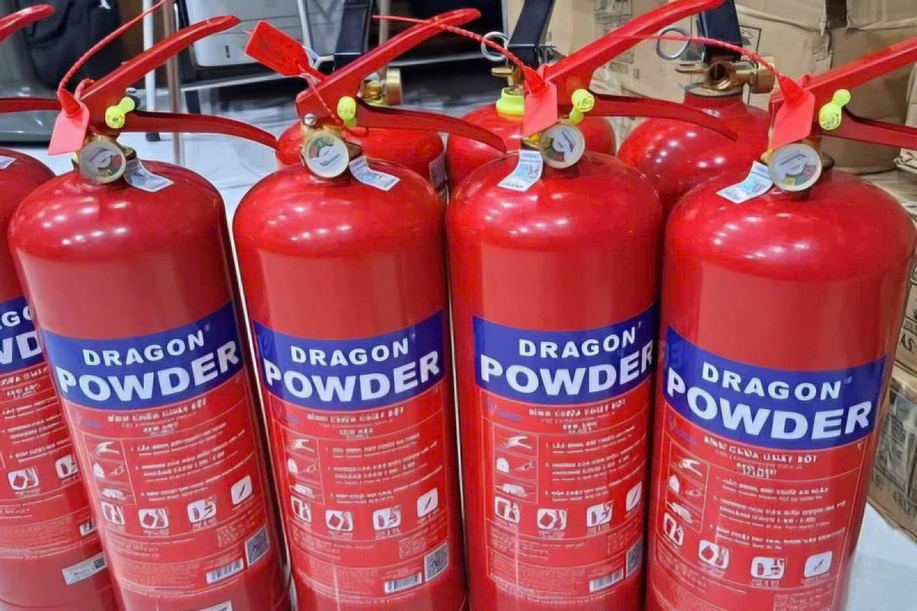 Đến thời điểm hiện tại, Cơ quan Cảnh s&aacute;t điều tra C&ocirc;ng an th&agrave;nh phố H&agrave; Nội đ&atilde; thu giữ tr&ecirc;n 165.000 b&igrave;nh chữa ch&aacute;y giả c&aacute;c loại