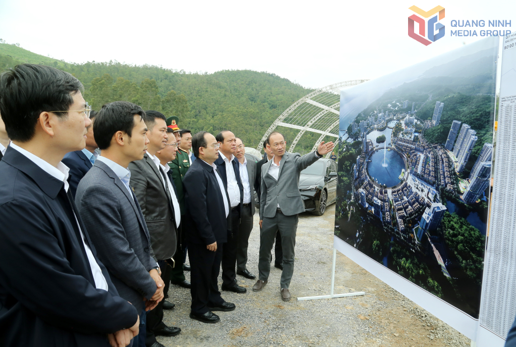 Bí thư Tỉnh ủy Quảng Ninh và đoàn công tác nghe chủ đầu tư báo cáo Dự án Khu dịch vụ du lịch phức hợp cao cấp tại Khu kinh tế Vân Đồn. Bí thư Tỉnh ủy Quảng Ninh và đoàn công tác nghe chủ đầu tư báo cáo Dự án Khu dịch vụ du lịch phức hợp cao cấp tại Khu kinh tế Vân Đồn.