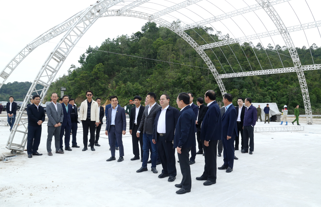 Ông Quản Minh Cường, Bí thư Tỉnh ủy, Trưởng Đoàn ĐBQH tỉnh Quảng Ninh cùng đoàn công tác của tỉnh kiểm tra thực tế Dự án Khu dịch vụ du lịch phức hợp cao cấp tại Khu kinh tế Vân Đồn. Ông Quản Minh Cường, Bí thư Tỉnh ủy, Trưởng Đoàn ĐBQH tỉnh Quảng Ninh cùng đoàn công tác của tỉnh kiểm tra thực tế Dự án Khu dịch vụ du lịch phức hợp cao cấp tại Khu kinh tế Vân Đồn.