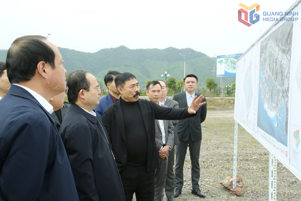 Bí thư Tỉnh ủy Quảng Ninh nghe chủ đầu tư báo cáo về Dự án Tổ hợp du lịch nghỉ dưỡng - giải trí cao cấp, sân golf và khu dân cư Monbay Vân Đồn. Bí thư Tỉnh ủy Quảng Ninh nghe chủ đầu tư báo cáo về Dự án Tổ hợp du lịch nghỉ dưỡng - giải trí cao cấp, sân golf và khu dân cư Monbay Vân Đồn.