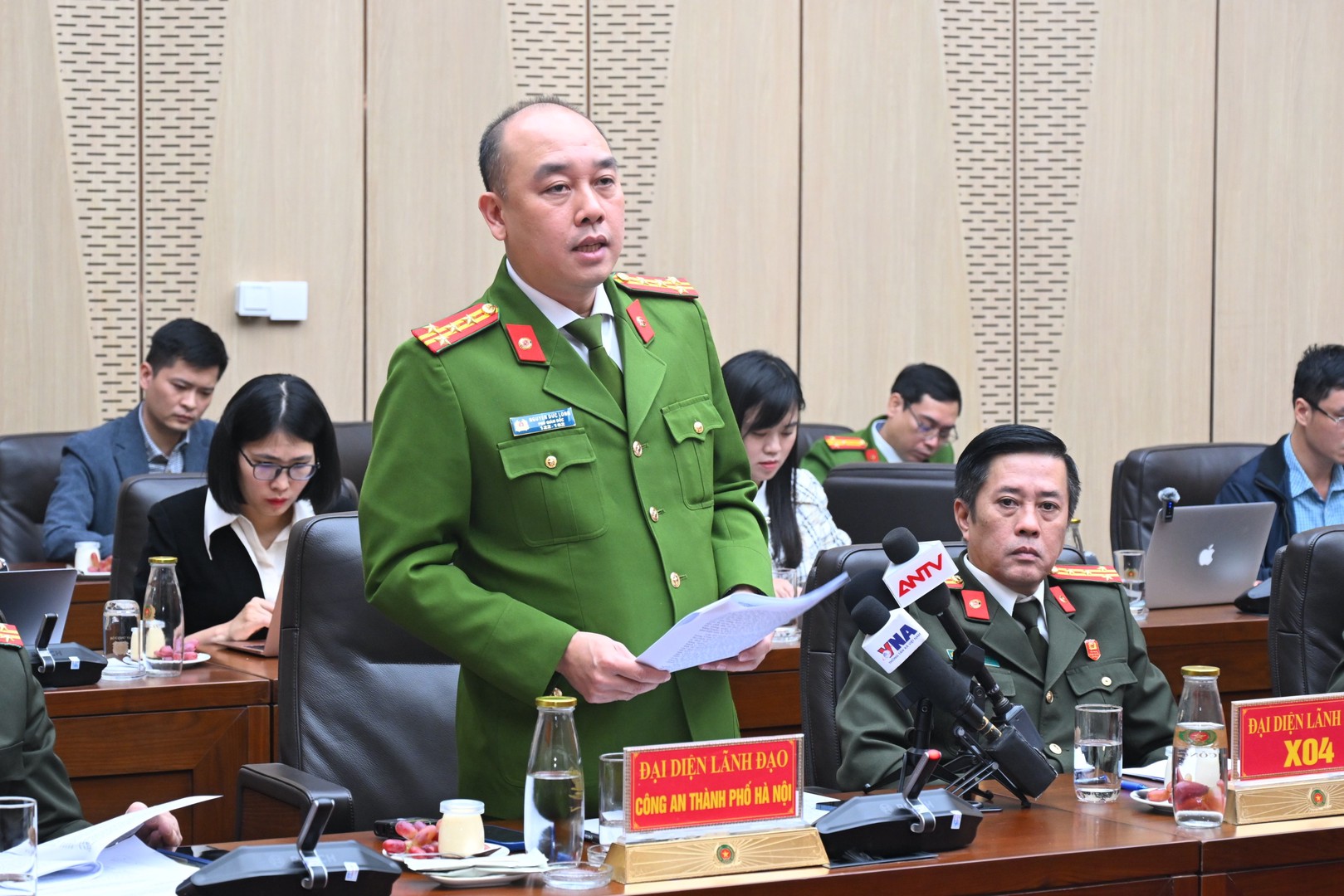 Đại tá Nguyễn Đức Long, Phó Giám đốc CATP Hà Nội thông tin đến các cơ quan báo chí. Đại tá Nguyễn Đức Long, Phó Giám đốc CATP Hà Nội thông tin đến các cơ quan báo chí.