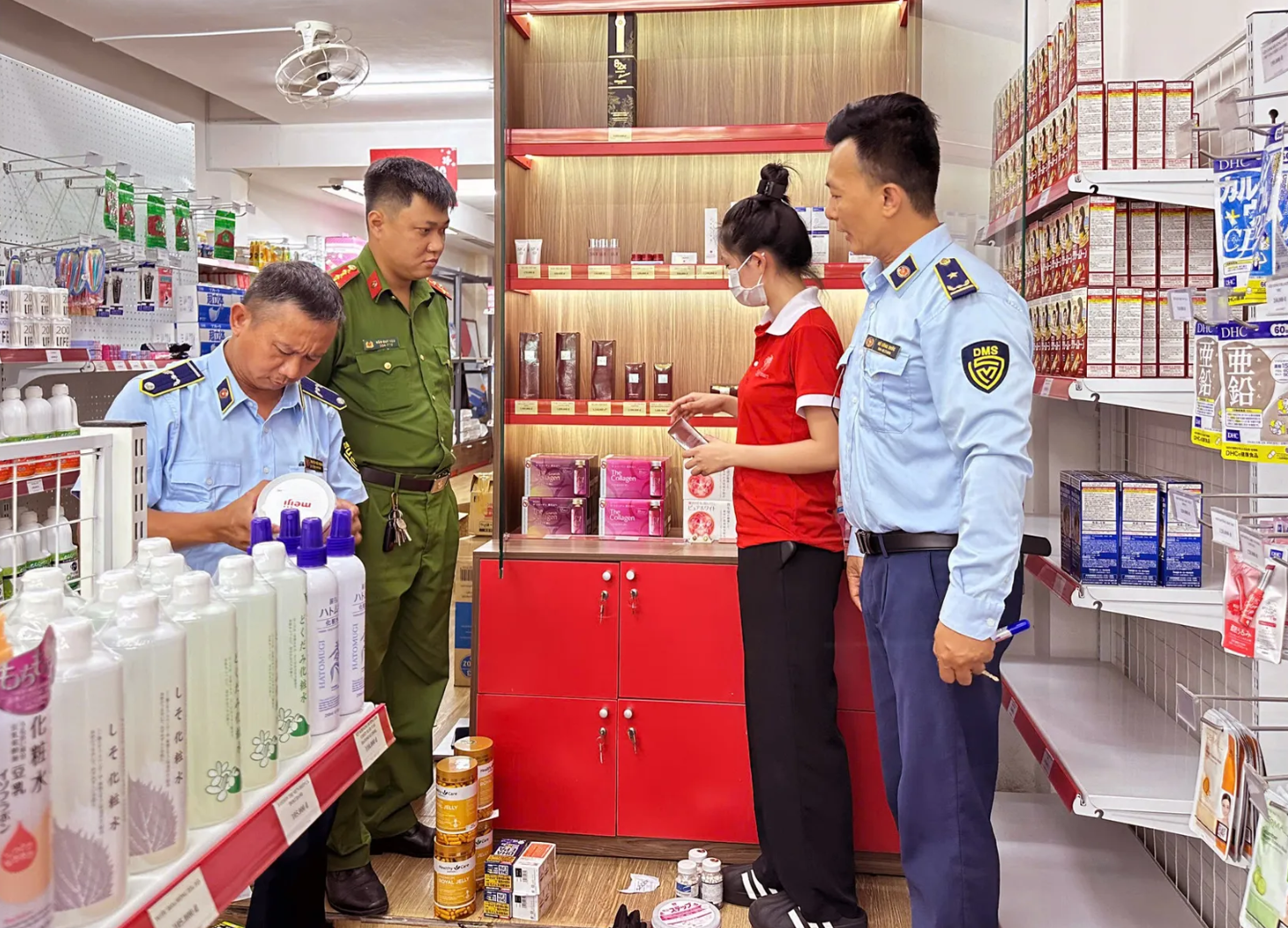 Lực lượng Quản lý thị trường Hà Nội kiểm tra hàng hóa trên địa bàn. Ảnh: HN Lực lượng Quản lý thị trường Hà Nội kiểm tra hàng hóa trên địa bàn. Ảnh: HN