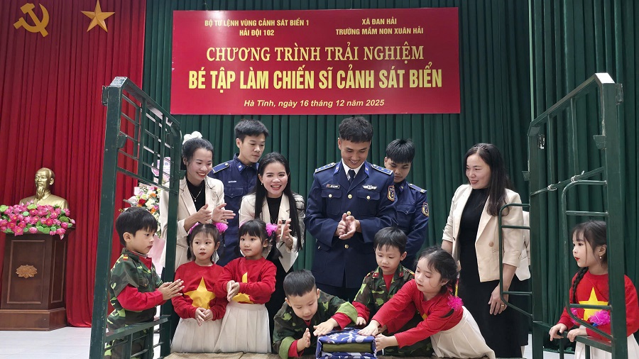 Hải đội 102 tổ chức chương trình trải nghiệm “Bé tập làm chiến sĩ Cảnh sát biển”