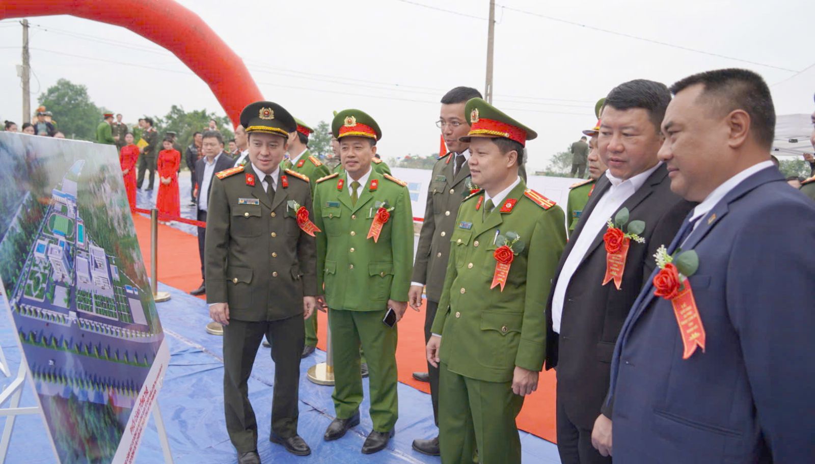 Các đồng chí đại biểu tham quan phối cảnh tổng thể Trụ sở Phòng Cảnh sát cơ động và nơi đóng quân, tổ chức huấn luyện Trung đoàn Cảnh sát cơ động dự bị chiến đấu thuộc Công an tỉnh Thanh Hóa Các đồng chí đại biểu tham quan phối cảnh tổng thể Trụ sở Phòng Cảnh sát cơ động và nơi đóng quân, tổ chức huấn luyện Trung đoàn Cảnh sát cơ động dự bị chiến đấu thuộc Công an tỉnh Thanh Hóa