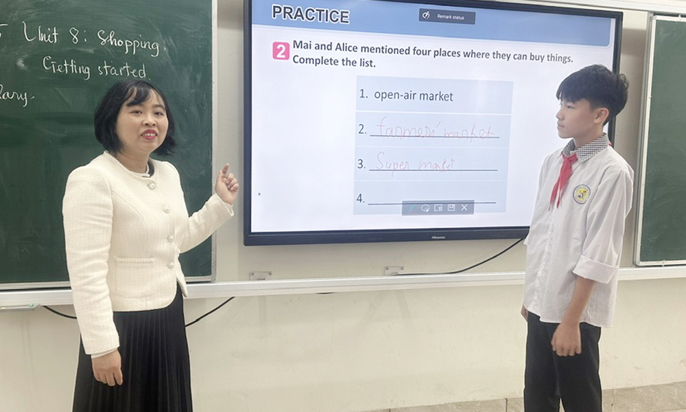 Giờ học ứng dụng trí tuệ nhân tạo vào tạo lập bài tập cho học sinh tại Trường Trung học cơ sở Tân Tiến (phường Tân Tiến). Giờ học ứng dụng trí tuệ nhân tạo vào tạo lập bài tập cho học sinh tại Trường Trung học cơ sở Tân Tiến (phường Tân Tiến).