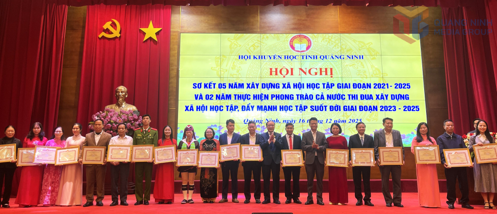 Các gia đình học tập tiêu biểu được nhận giấy khen của Hội Khuyến học tỉnh Quảng Ninh. Các gia đình học tập tiêu biểu được nhận giấy khen của Hội Khuyến học tỉnh Quảng Ninh.