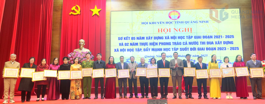 Các cộng đồng học tập tiêu biểu được nhận giấy khen của Hội Khuyến học tỉnh Quảng Ninh. Các cộng đồng học tập tiêu biểu được nhận giấy khen của Hội Khuyến học tỉnh Quảng Ninh.