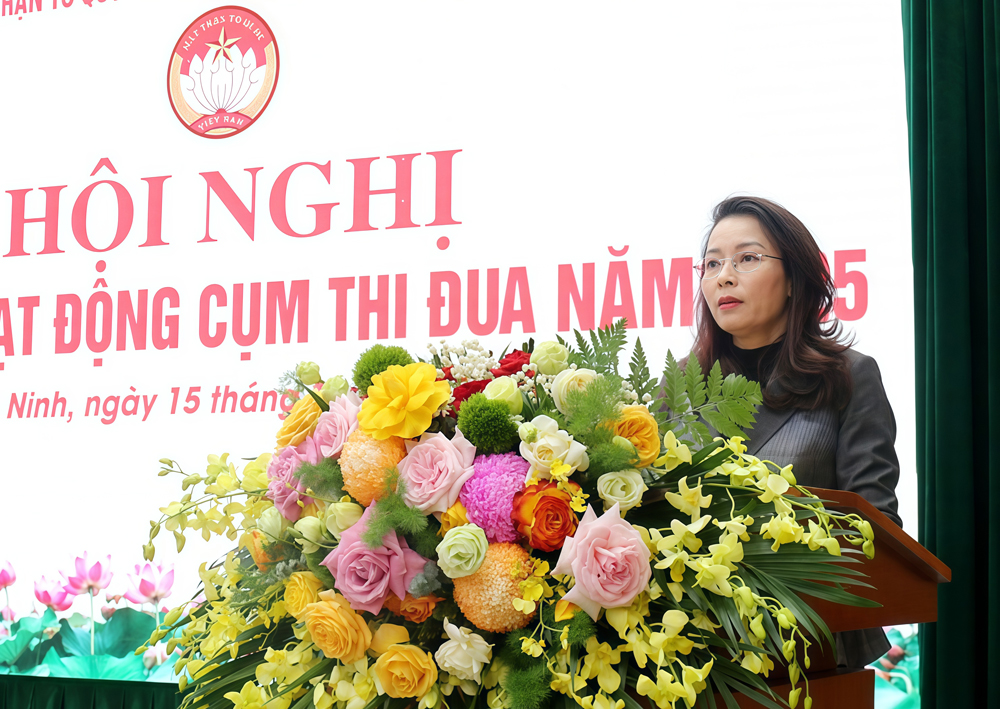 Đồng ch&iacute; Nguyễn Thị Hương ph&aacute;t biểu tại hội nghị.