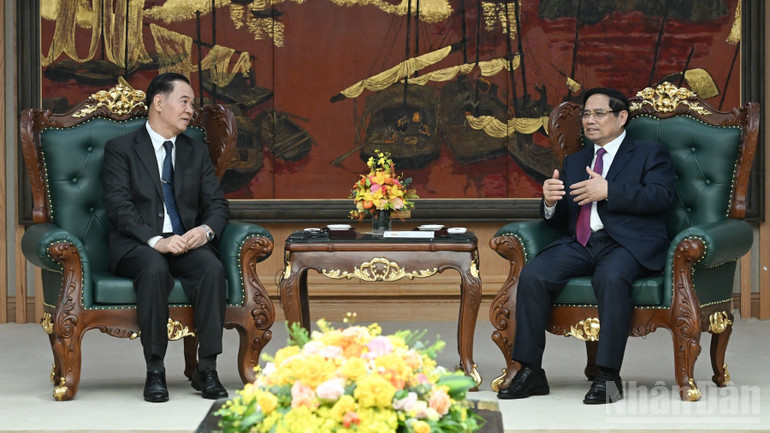 Thủ tướng Ch&iacute;nh phủ Phạm Minh Ch&iacute;nh tiếp đồng ch&iacute; Thongsalith Mangnormek, B&iacute; thư Trung ương Đảng, Bộ trưởng Gi&aacute;o dục v&agrave; Thể thao L&agrave;o. (Ảnh: TRẦN HẢI)