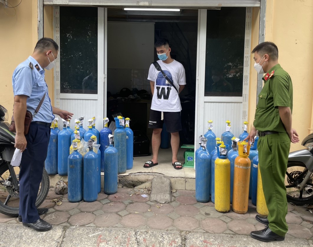 Hà Nội: Đội Quản lý thị trường số 12 tăng cường kiểm soát thị trường dịp cuối năm