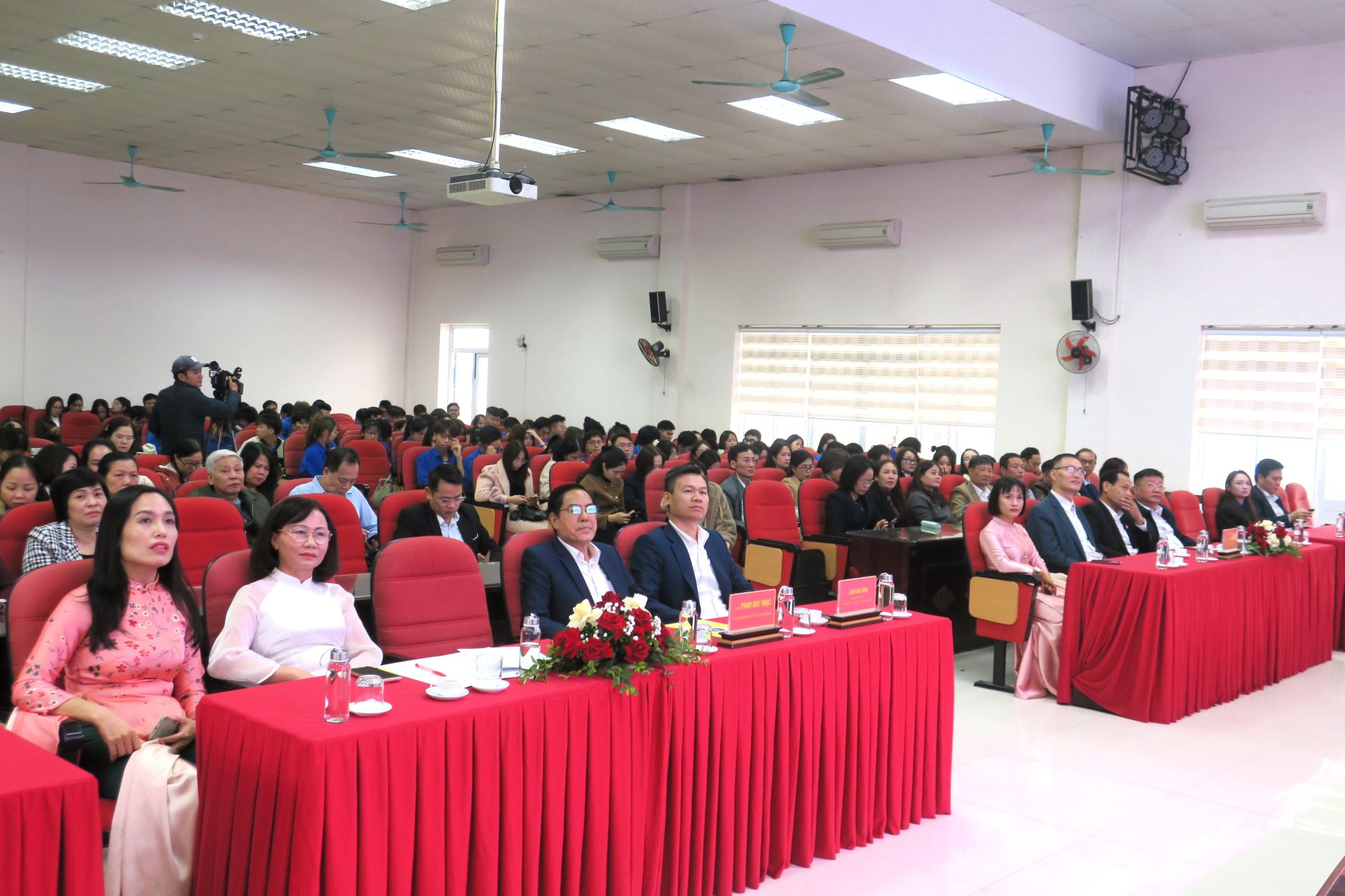 Đại biểu tham dự chương trình. Đại biểu tham dự chương trình.