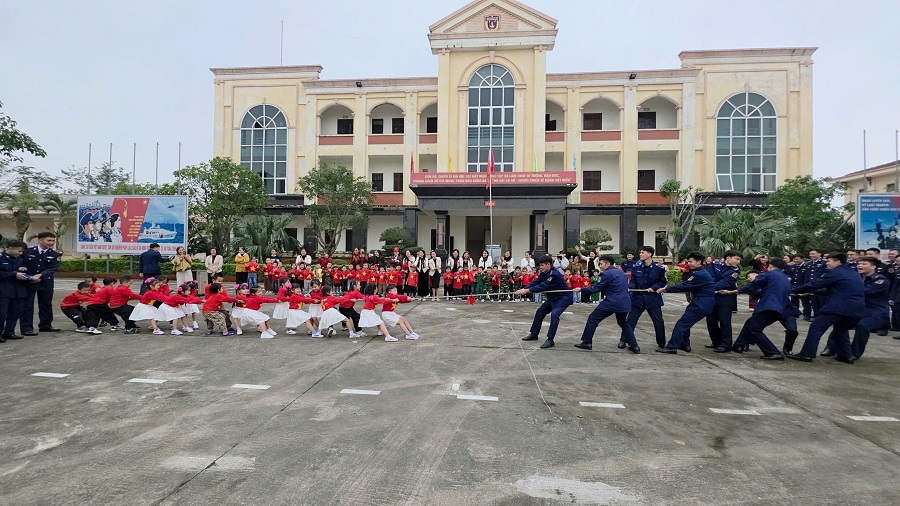 Các em bé tham gia trò chơi kéo co cùng các chú bộ đội Các em bé tham gia trò chơi kéo co cùng các chú bộ đội