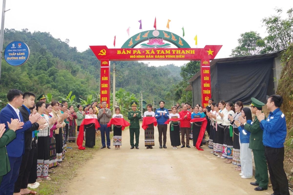 Thanh Hóa: Bàn giao các hạng mục thuộc mô hình “Bản sáng vùng biên”
