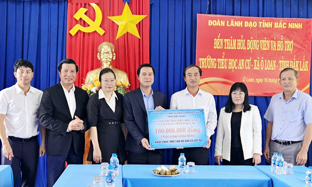 Đồng chí Lê Xuân Lợi, Phó Chủ tịch UBND tỉnh Bắc Ninh và Đoàn công tác của tỉnh đến thăm, trao tặng 100 triệu đồng cho Trường Tiểu học An Cư, xã Ô Loan. Đồng chí Lê Xuân Lợi, Phó Chủ tịch UBND tỉnh Bắc Ninh và Đoàn công tác của tỉnh đến thăm, trao tặng 100 triệu đồng cho Trường Tiểu học An Cư, xã Ô Loan.