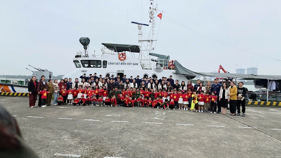 Cô trò và các chiến sĩ Cảnh sát biển cùng chụp ảnh lưu niệm tại cầu cảng Cô trò và các chiến sĩ Cảnh sát biển cùng chụp ảnh lưu niệm tại cầu cảng