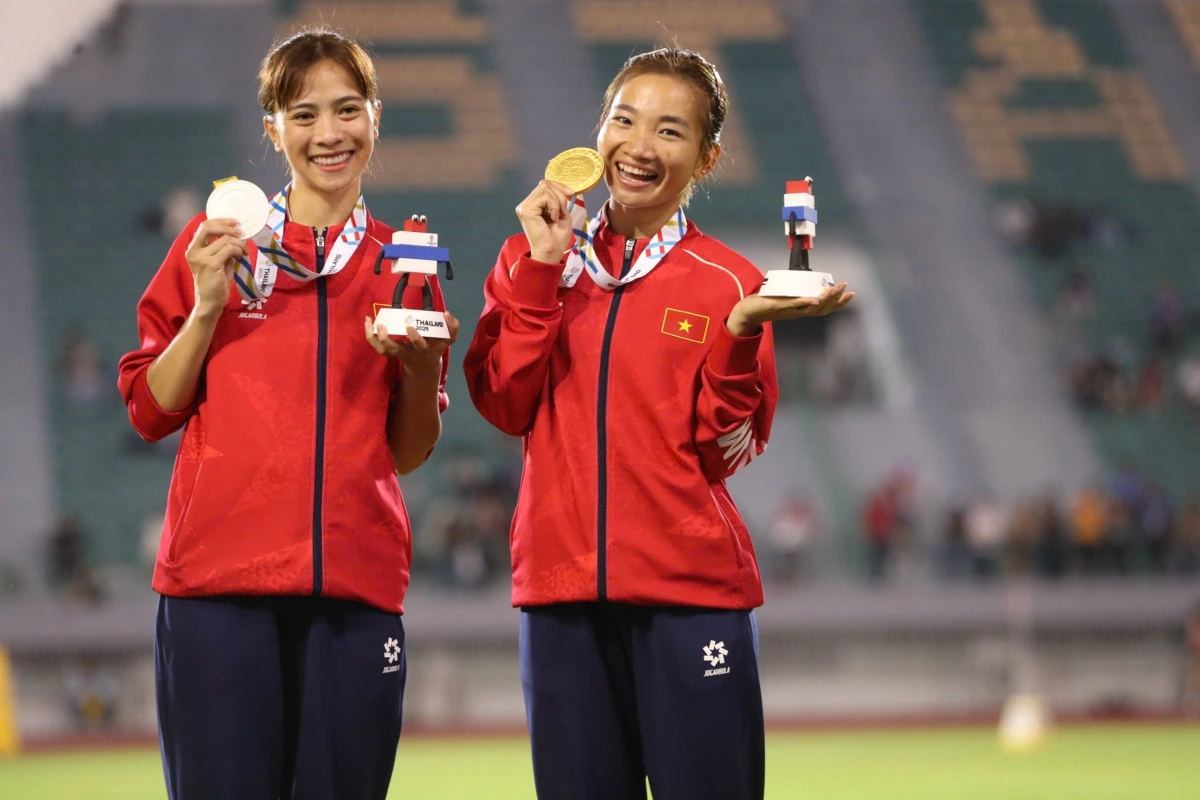 Nguyễn Thị Oanh nhận HCV chạy 3000m vượt chướng ngại vật. (Ảnh: Bùi Lượng). Nguyễn Thị Oanh nhận HCV chạy 3000m vượt chướng ngại vật. (Ảnh: Bùi Lượng).