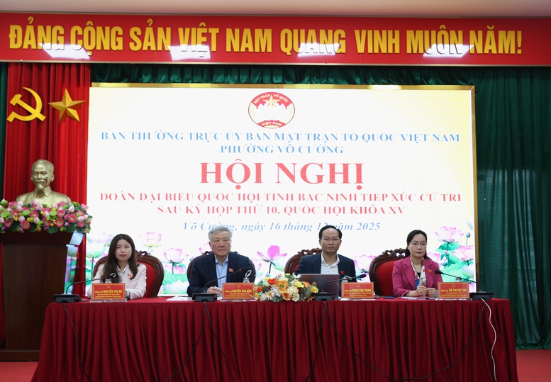 Phó Thủ tướng Thường trực Nguyễn Hòa Bình xem xét, trao đổi, trả lời từng ý kiến, kiến nghị của cử tri