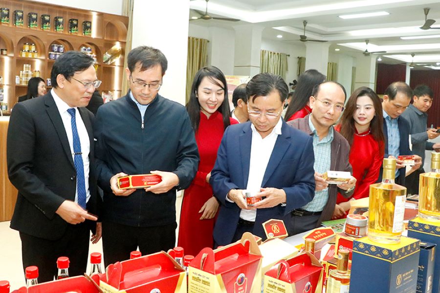 Đại biểu tham quan các sản phẩm. Đại biểu tham quan các sản phẩm.