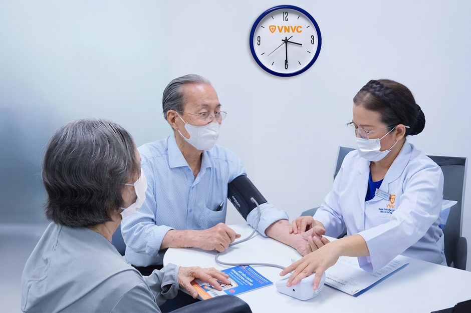 Người cao tuổi, có bệnh nền được bác sĩ khám sàng lọc trước khi tiêm vắc xin tại Hệ thống Tiêm chủng VNVC. Ảnh: An Hoa Người cao tuổi, có bệnh nền được bác sĩ khám sàng lọc trước khi tiêm vắc xin tại Hệ thống Tiêm chủng VNVC. Ảnh: An Hoa