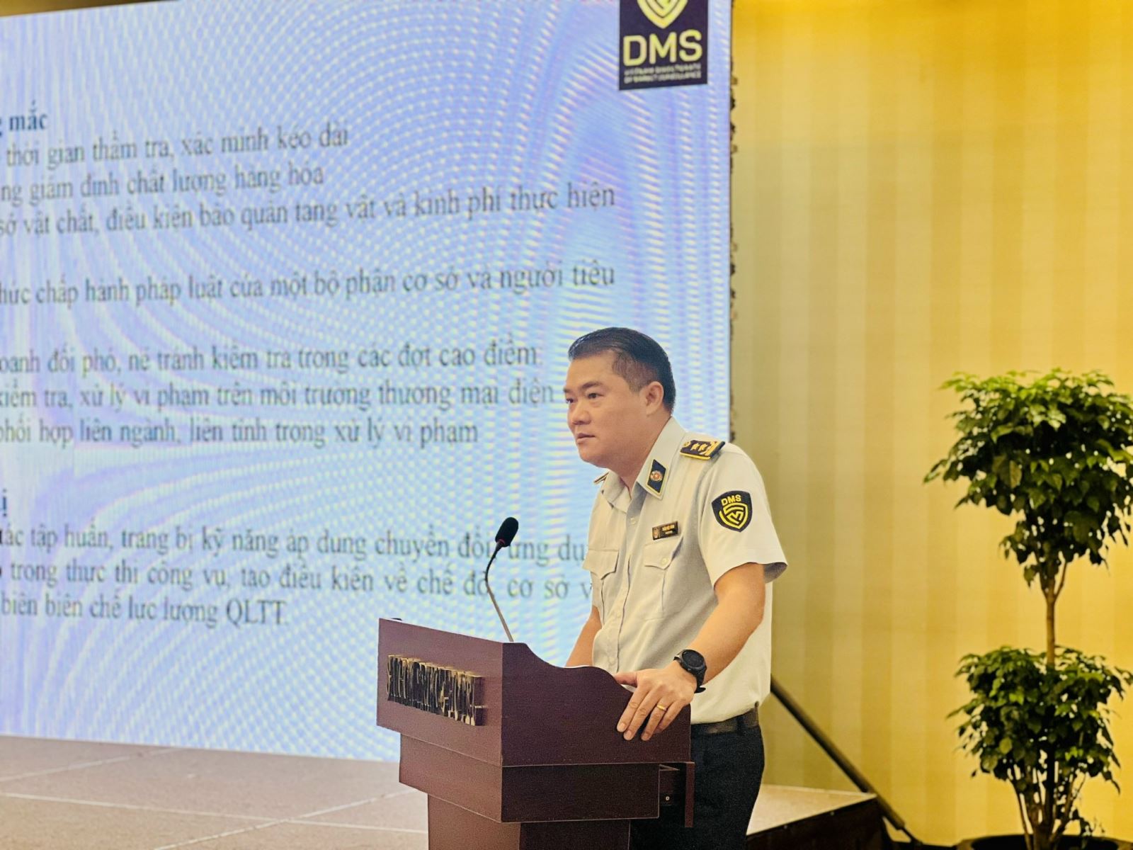 Ông Trần Việt Hùng, Trưởng phòng Nghiệp vụ QLTT báo cáo về kết quả kiểm tra, kiểm soát của lực lượng QLTT trong năm 2025. Ông Trần Việt Hùng, Trưởng phòng Nghiệp vụ QLTT báo cáo về kết quả kiểm tra, kiểm soát của lực lượng QLTT trong năm 2025.