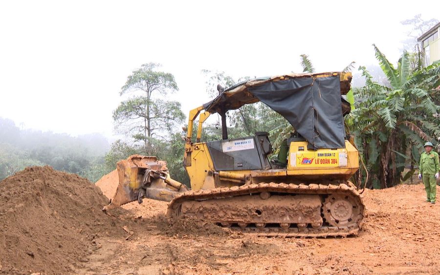 Lực lượng quân đội tham gia thi công công trình chống sạt lở ử xã Khe Sanh. Lực lượng quân đội tham gia thi công công trình chống sạt lở ử xã Khe Sanh.