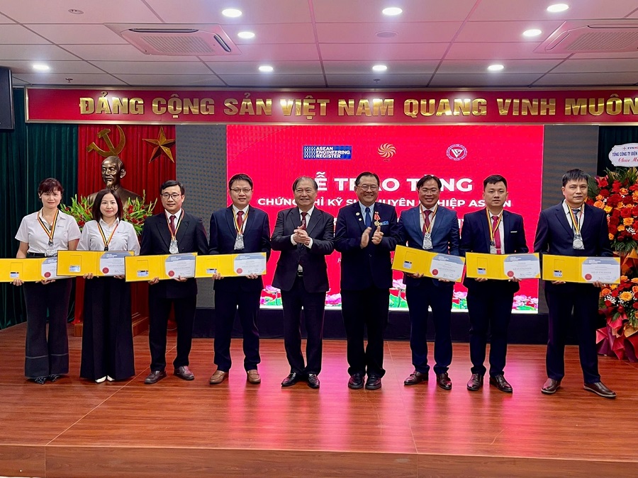 EVNNPC có 9 kỹ sư được trao chứng chỉ kỹ sư chuyên nghiệp ASEAN năm 2025