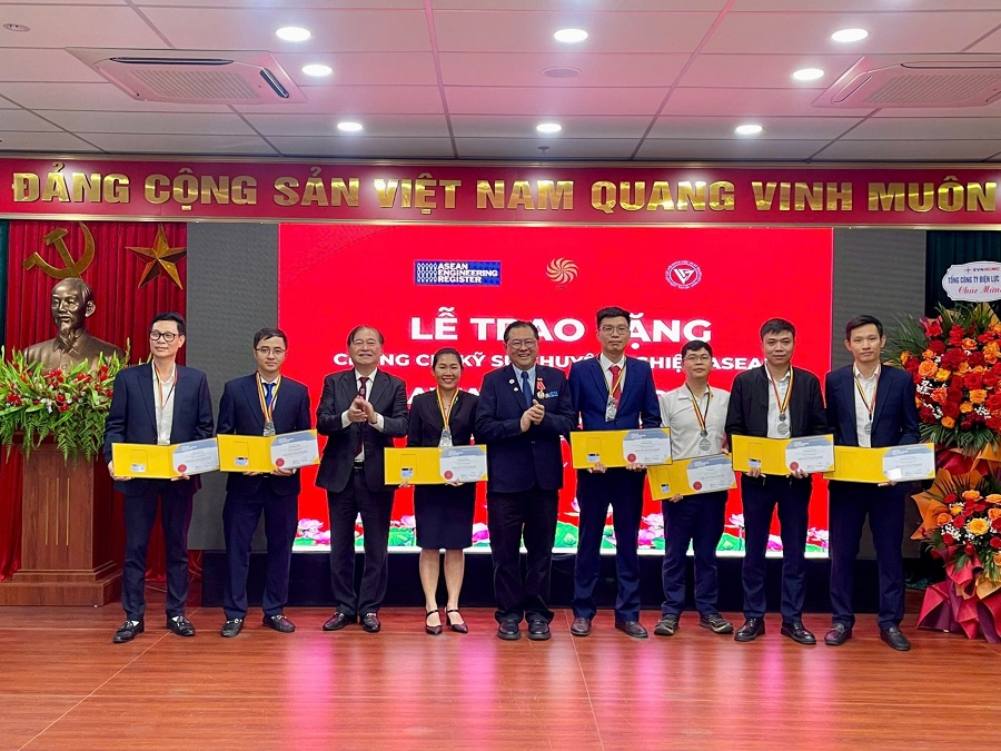 Chủ tịch LHHVN TSKH Phan Xuân Dũng và ông Simon Yeong Chin Chow, Trưởng Ban, Ủy Ban Đăng bạ kỹ sư ASEAN, Liên đoàn AFEO trao trao chứng nhận, huy hiệu và thẻ kỹ sư chuyên nghiệp ASEAN Chủ tịch LHHVN TSKH Phan Xuân Dũng và ông Simon Yeong Chin Chow, Trưởng Ban, Ủy Ban Đăng bạ kỹ sư ASEAN, Liên đoàn AFEO trao trao chứng nhận, huy hiệu và thẻ kỹ sư chuyên nghiệp ASEAN