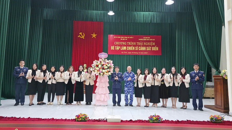 Đại diện nhà trường tặng hoa chúc mừng Hải đội 102 Đại diện nhà trường tặng hoa chúc mừng Hải đội 102