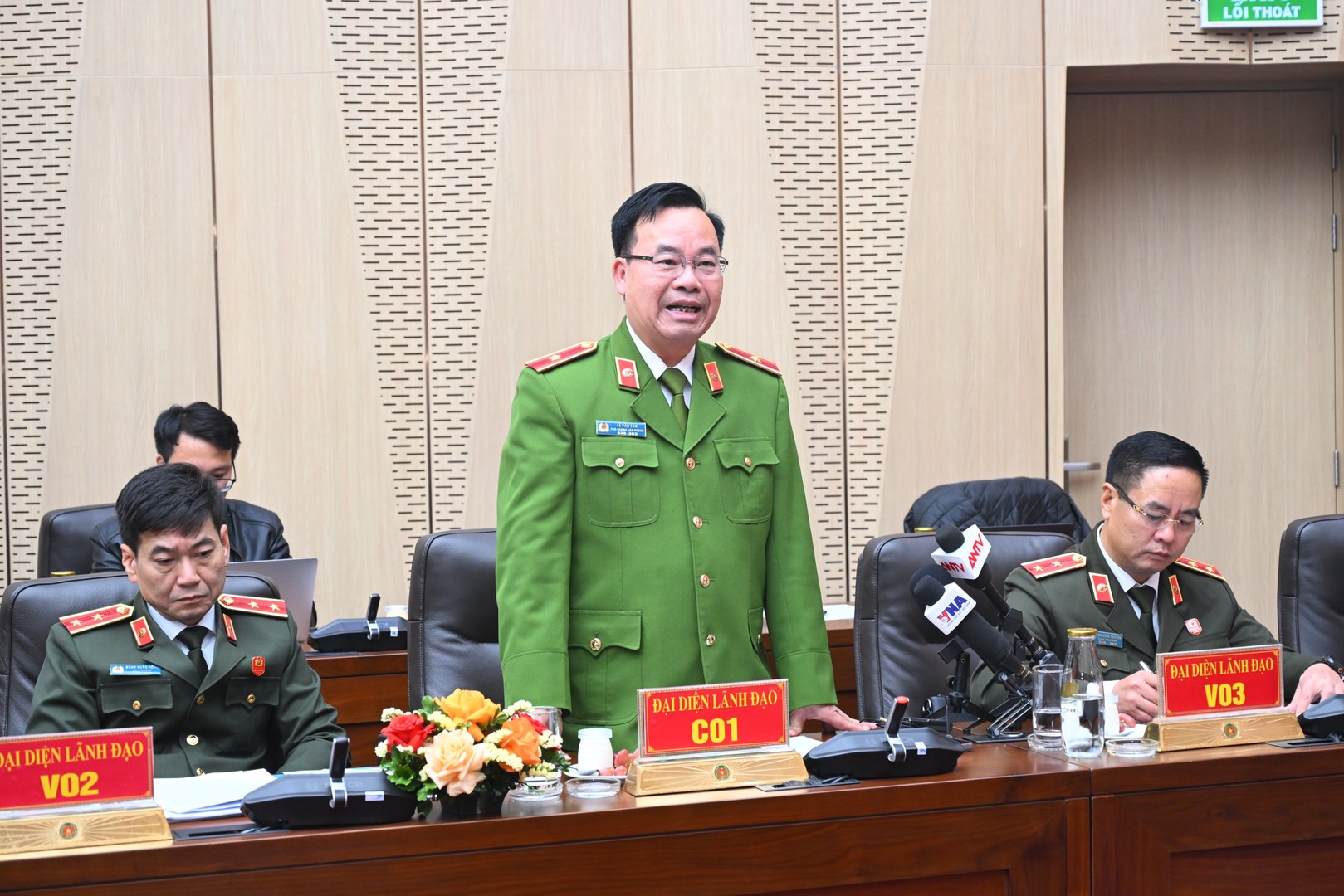 Thiếu tướng Lê Văn Tân, Phó Chánh Văn phòng Cơ quan Cảnh sát điều tra Bộ Công an phát biểu tại Họp báo. Thiếu tướng Lê Văn Tân, Phó Chánh Văn phòng Cơ quan Cảnh sát điều tra Bộ Công an phát biểu tại Họp báo.